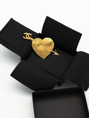 CHANEL Vintage Gold-Plated CC Cambon Paris Graffiti Heart Arrow Brooch 93P